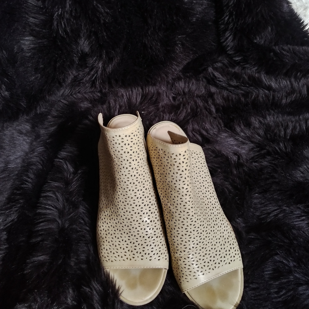 Shoes - Picture 4 of 5